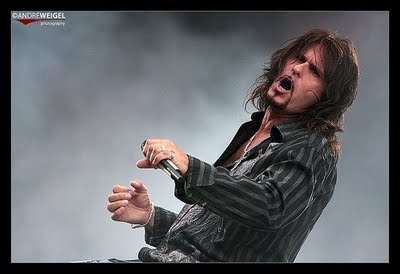 Imagem da notícia: Vocalista do Gotthard morre em acidente de moto