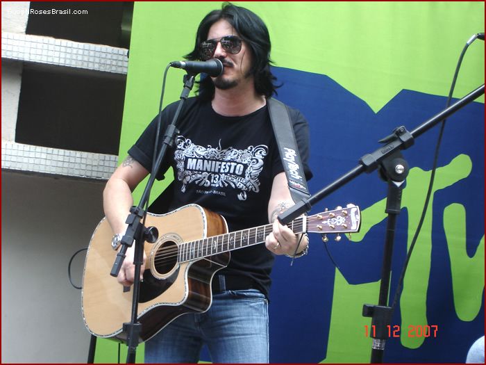 Imagem da notícia: Gilby Clarke toca no palco do Manifesto Bar