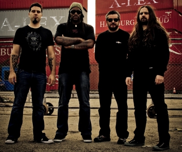 Imagem da notícia: Banda Sepultura nega rumores de reunião com Max Cavalera