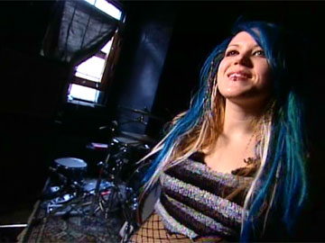 Imagem da notícia: Cantora do The Agonist une forças ao PETA contra caça às focas no Canadá